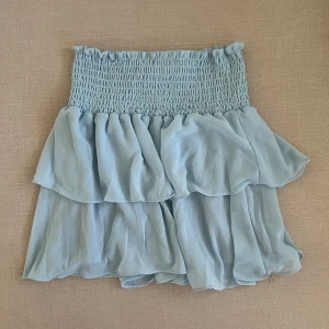 Blå kjol - En väldigt fin nästan oanvänd blå kjol från chelsea som tyvärr inte kommer till användning längre. Väldigt bra skick och skön i midjan.