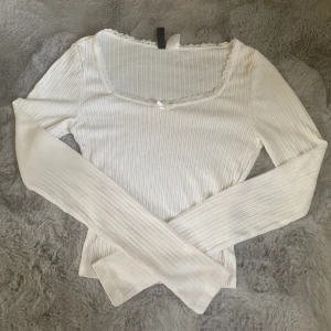 Vit coquette topp - Säljer pga ingen användning. Orginalpris:150 Använd fåtal gånger