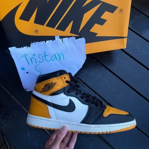 Jordan 1 high yellow toe  - Jordan 1 high Yellow Toe Storlek 47/12.5 Bedöm skick själv med hjälp av bilderna, har självklart andra skon med men fick inte ha fler bilder i anonsen!  1600kr