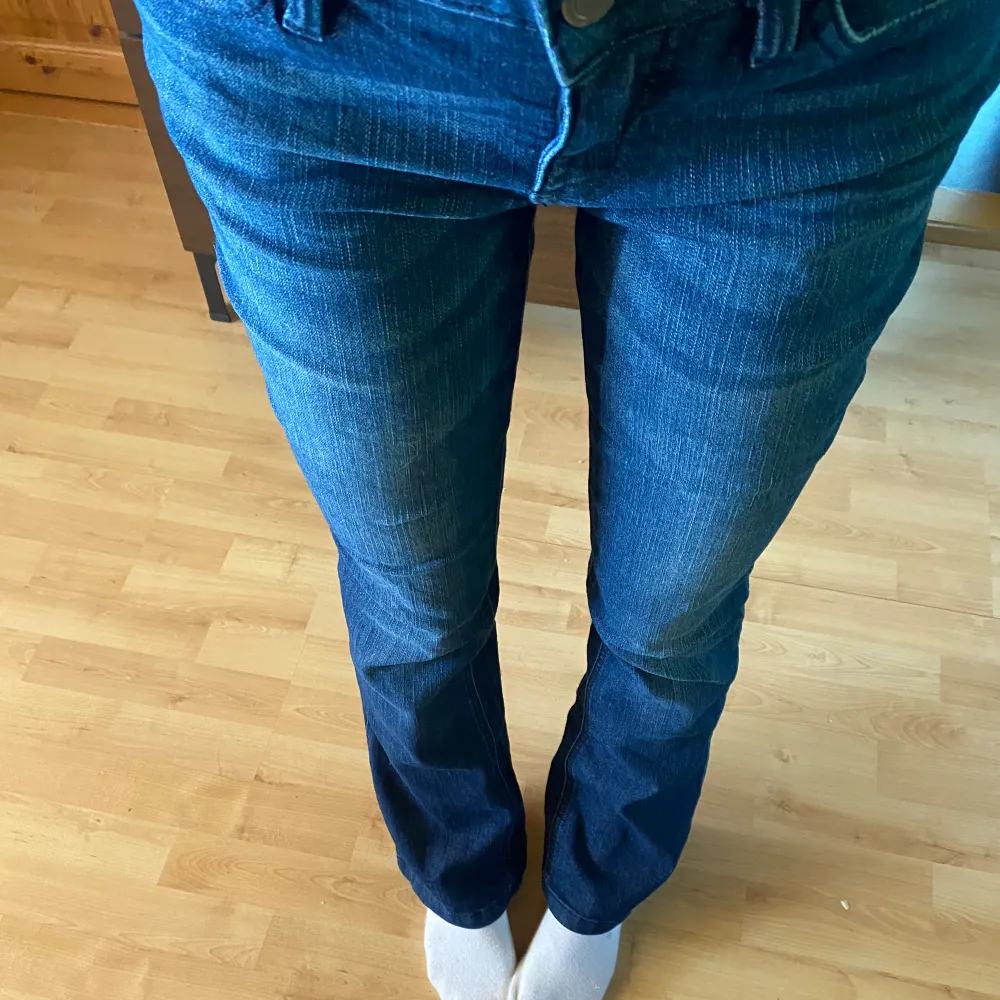 Ett par helt landsända jeans från bonprix. Ny pris 399kr. Säljer på grund av att det inte är min stil. Stockholmsstil jeans som sitter perfekt. Aldrig testat ett jeans som sitter då bra dom detta jeans. . Jeans & Byxor.