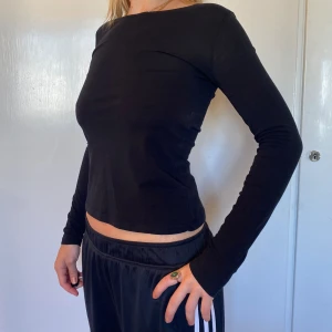 Svart basic långärmad  - Snygg basic! Stretchig