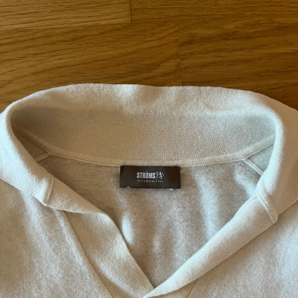 Hej! Vi säljer nu denna exklusiva  Ströms tröja som är blandning Kashmir/merinoull | skick 9/10 inga defekter som är i storlek S | Ny pris 2399kr som säljs nu endast för 549⭐️🤩. Tröjor & Koftor.