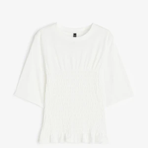 Smockad topp hm - Säljer denna supersnygga tröja från hm då den inte kommer till användning. Endast använd en gång så den är i nyskick 💞💞