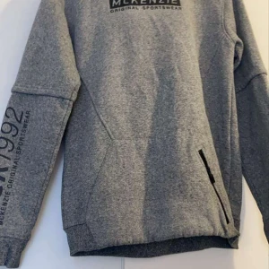 Mc Kenzie hoddie - Säljer denna då ja slutat ha på mig den, Den är fint sick. Skriv vid minsta fundering