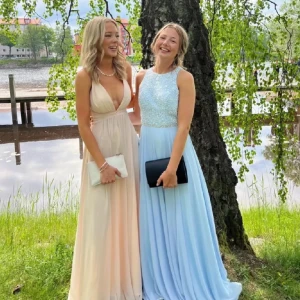 Balklänning rosa/champagne!💕 - Intressekoll på min balklänning använd ca 2 ggr ser nästan ny ut utom lite defekter längst ner på klänningen! skriv gärna om du vill ha fler bilder eller har några frågor Nypris 1899 men säljer för 900kr!💗 