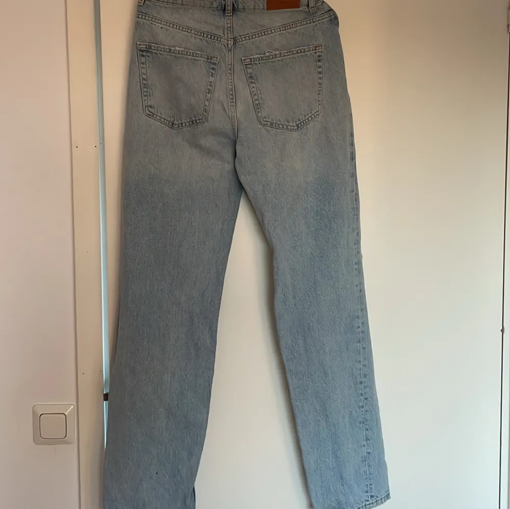 Säljer lite baggy jeans med håll i storlek 34 från Gina för 150kr använda två gånger för över två år sedan . Jeans & Byxor.