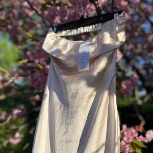 Beige klänning - Jätte fin Champange färgad klänning i storlek 8/S från Billy j! Jätte skönt och fint material. Passar parfekt nu till sommaren! 