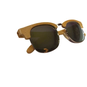 Solglasögon bambu grön lins - Herrsolglasögon. 