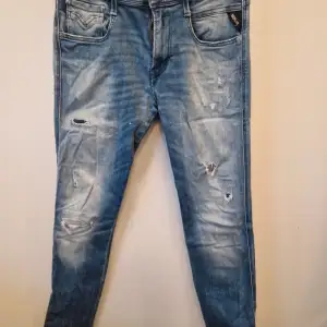 Replay jeans i superfint skick! Modellen är anbass och storleken är 30/32.