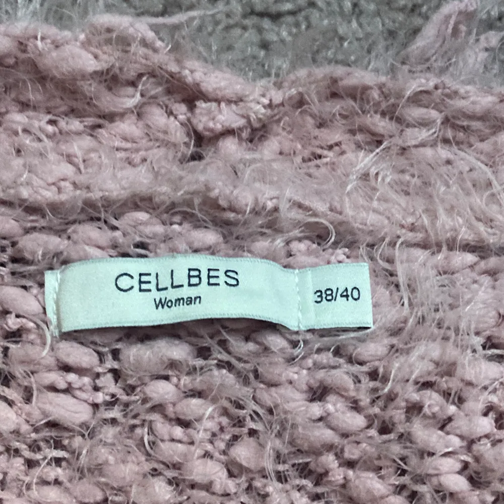 En rosa kofta i storlek 38/40 från Cellbes, aldrig använd så den är i bra skick.. Tröjor & Koftor.