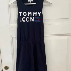 Marinblå klänning från Tommy Hilfiger. Barnstorlek. Bra passform. 