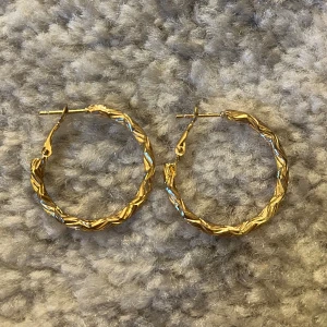 Guldiga örhängen  - Guldiga örhängen, använder inte guld därför jag säljer, aldrig använda. 