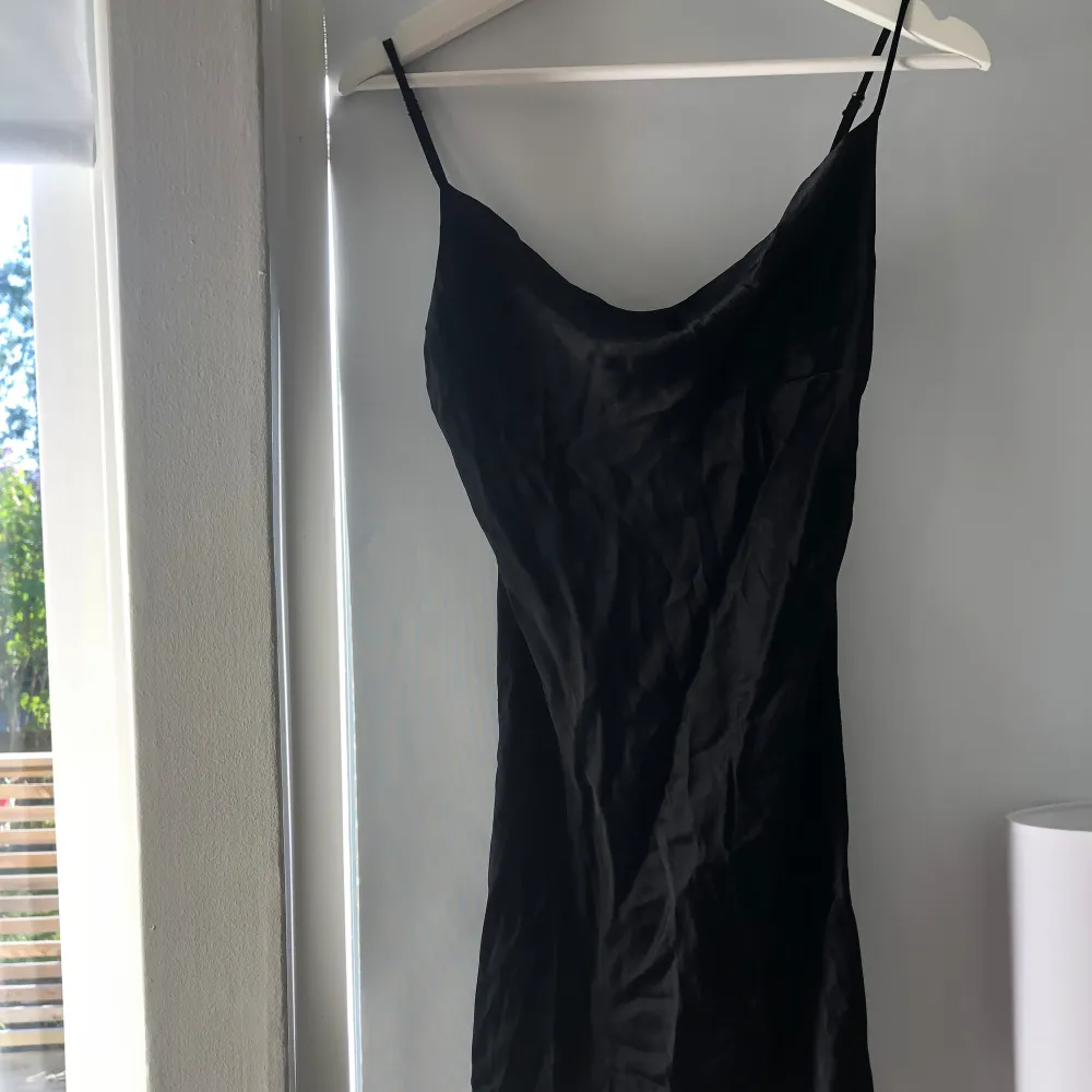 En super fin enkel svart satin klänning. Så skönt material🎀🫧🫧💕storlek S passar Xs med. Klänningar.