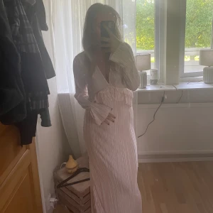 Långklänning ljusrosa - Säljer denna ljusrosa långklänningen då min mamma beställde två i olika storlekar, den jag har på mig är i S men säljer den i M❤️(aldrig använd, prislapp kvar)+mer rosa i verkligheten 