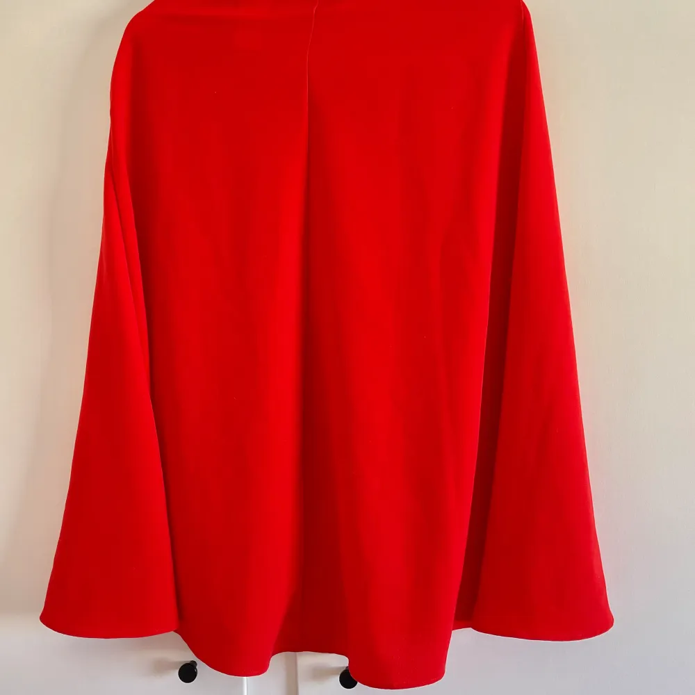 Fin röd lång kjol med så fint svall🥰 Dragkedja i midjan. Kjolar.