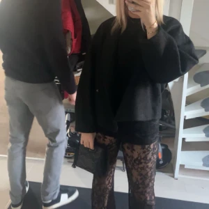 Spetsbyxor - Säljer mina fina spetsbyxor då jag har ett par till❤️ nypris ca 349kr mitt pris 200kr. Använd ca 2ggr❤️ storlek M men sitter som S❤️ shorts ingår inte!