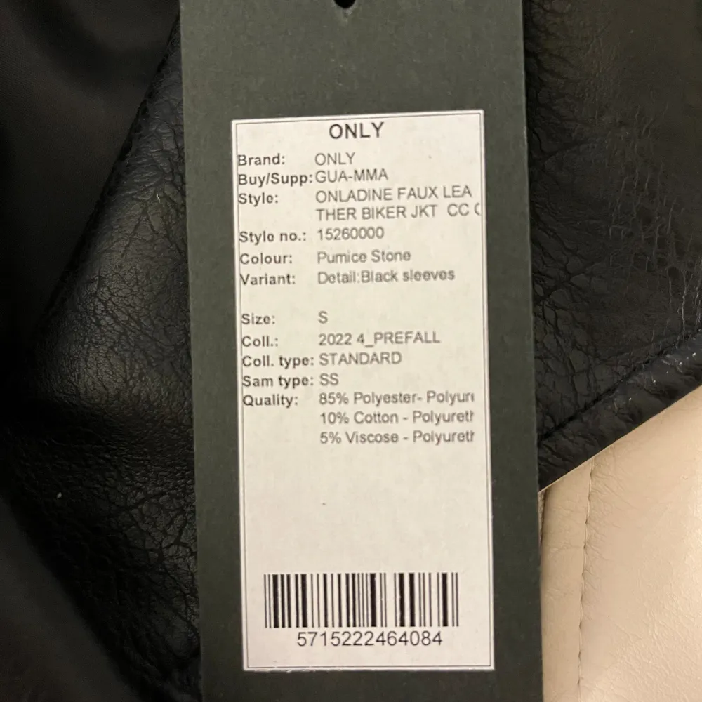 Cool jacka i nyskick med prislappen kvar. Säljer pga att den inte kommer till användning. Materialet består till 85% av polyester. . Jackor.