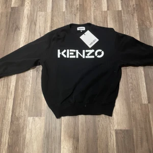 Kenzo Tjocktröja - Storlek S. Nyskick använd ish 3 gånger tvättad 1 gång. Ingen sprucken text eller annat trasigt. Köptes på NK  Nypris 2100kr