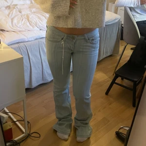 Lågmidjade Ljusblåa Jeans - Säljer dessa ljusblåa bootcut jeansen som jag köpte hör på plick, använt dem ca 3 gånger. Säljer dem då jag behövt vika upp dem eftersom de är för långa🥰🥰midjemått - ca 35 Innerbenslängd - 83