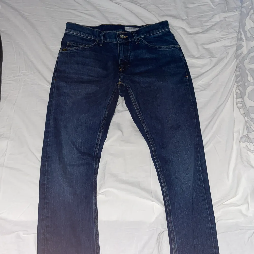 Här säljer jag ett par tiger of Sweden jeans i en unik och väldigt fin tvätt. De är aldrig använda endast testade 1 gång, så de är typ som nya. Nypris runt 1800 vårat pris 800. Priset ej hugget i sten. Mvh north-resell . Jeans & Byxor.