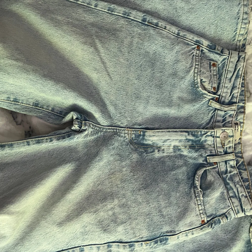 Säljer dessa jeans väldigt billligt👍🏻. Jeans & Byxor.