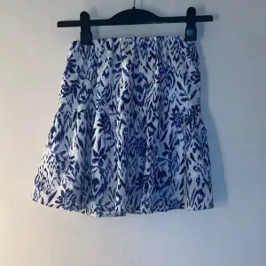 Super fin kjol från Gina Tricot i blå och vit, mamma Mia vibe, super fin i Sverige och utomlands ex. Grekland 