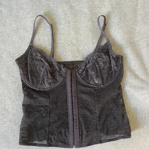 Spets topp - Använd, men bra skick, inga defekter. Normal i storlek.