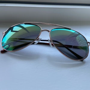 Solglasögon - Säljer ett par oanvända solglasögon!