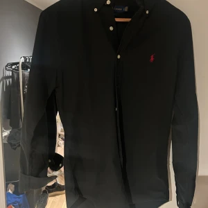 Ralph lauren skjorta - Ralph lauren skjorta, marinblå storlek S Aldrig använd 