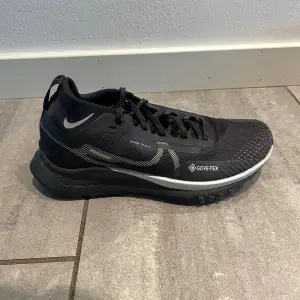 Säljer mina Nike pegasus trail i storlek 36,5🖤 skorna är i jättefint skick och är dessutom vattentäta,  köpta för 1799 kr 