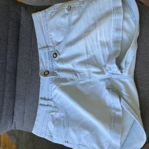 Skit snygg jeans shorts  - Jätte snygga jeans shorts som är förstora för mig, jag köpte dom på vinted men dom va för stora för mig:) ser helt nya ut😍