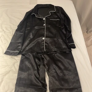 Satin pyjamas set - Oanvänd pyjamas set i satin, Silk 