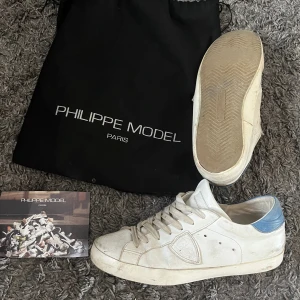 Philippe Model  - Philippe Model i trendig färg, sliten på sulan som ni ser på andra bilden men annars tillhör det i modellen, storlek 42 men passar 44. Bud och byten tas emot! Hör av dig vid frågor eller funderingar🌟