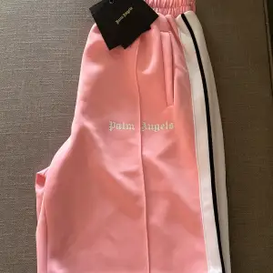 Säljer mina Rosa Palm angels shorts, dem är storlek S, dem är helt nya med tagsen kvar