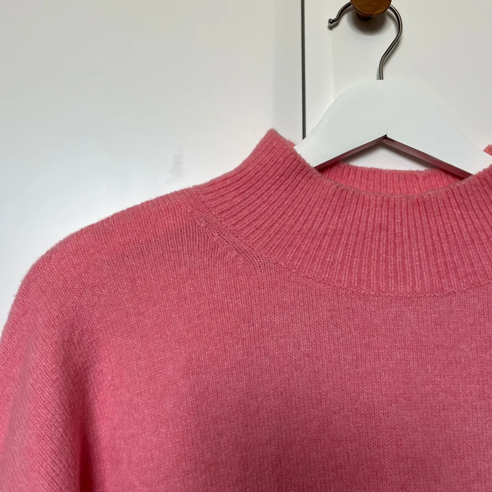En rosa stickad tröja från Other stories. Använd med i ett fint skick.. Stickat.