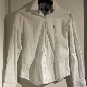 Ralph Lauren skjorta  - Perfekt att ha nu till sommaren, speciellt när det är skolavslutning, bal och fester! Hör gärna av dig om du är intresserad (kan mötas upp i Karlstad)