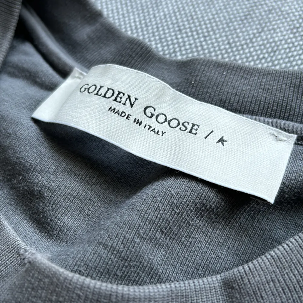 Skön Golden Goose crewneck som passar till varje outfit. Inga skador på tröjan, den är i nyskick! Skriv vid minsta funderingarna!🪿. Tröjor & Koftor.