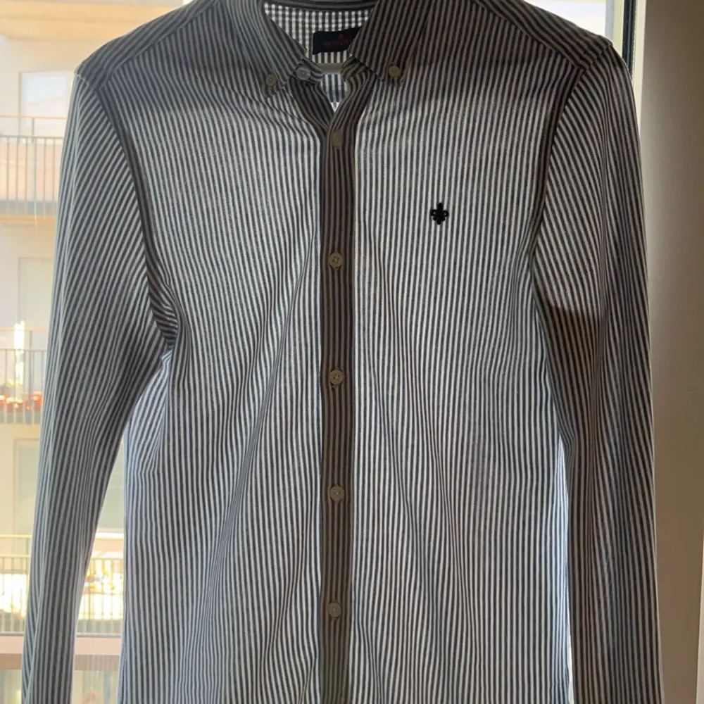 Hej! Säljer nu en riktigt stilren skjorta från Morris nu till sommaren. 10/10 skick, nypris 1400kr.. Skjortor.