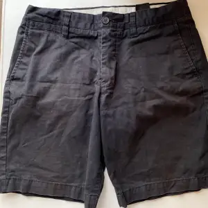 Ett par superfina Marinblå Chinos-shorts som knappt har använts!   Skickas mot att köparen står för frakten!