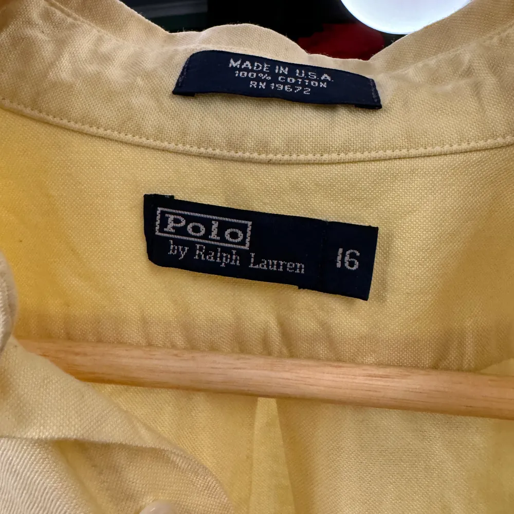 Säljer den här gula Ralph lauren sljortan eftersom den har blivit för liten, storleken på den är 16 år men skulle säga att den är i Xs och passar runt 170 hör av er om ni är intresserade👍🏼. Skjortor.