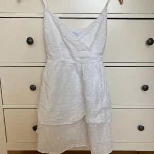 Vit klänning stl.34 - Säljer min gamla vita klänning men den är i nyskick. Inga defekter eller så. Jättefin med små detaljer och volanger. Passar perfekt till sommaren💕  Märke- Subdued Stl. Xs, 32,34 Köparen står för frakt För fler frågor, kontakta mig🌸