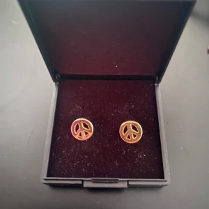 Guldiga piece örhängen - Piecemärke☮️☮️☮️