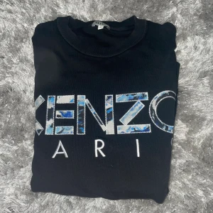 Kenzo Paris sweatshirt - Säljer den få jag inte anvönder den mer fick den i julklapp 2 år sen anvönt kanske 5 gånger 