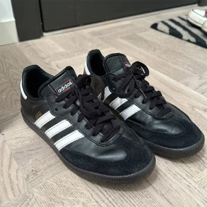 adidas samba - ett par adidas samba i bra skick, köpta på plick och använda fåtal gånger, bilderna är från förra säljaren💗💗