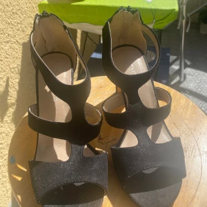 Svarta klackskor  - Säljer dessa super fina svarta klackskor. Endast använda 2 ggr, från din sko. Fina till balen eller festligare tillfällen. Hör av dig vid frågor!💗 originalpris: 399 kronor.