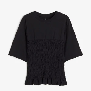 T-shirt - Slutsåld populär topp🤗Är i storlek m men är väldigt liten i storleken och passar mig som brukar ha xs/s🥰Mycket bra skick!!🩷🩷Pris kan självklart diskuteras!!🤗🤗