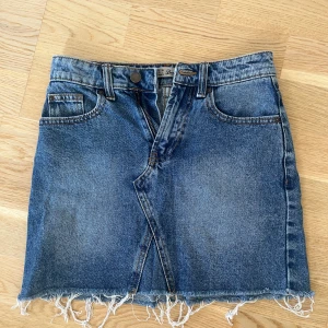 Blå Jeanskjol - Supersnygg blå jeanskjol som inte är använd så många gånger, den är i väldigt bra skick!💕