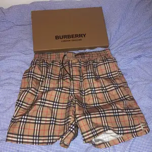 Säljer mina gamla burrberry shorts 10/10 i skick 