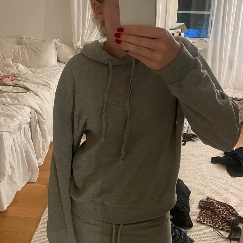 Gossig Hoodie köpt på Sellpy. Hör av er vid funderingar🙌🏻🙌🏻. Hoodies.