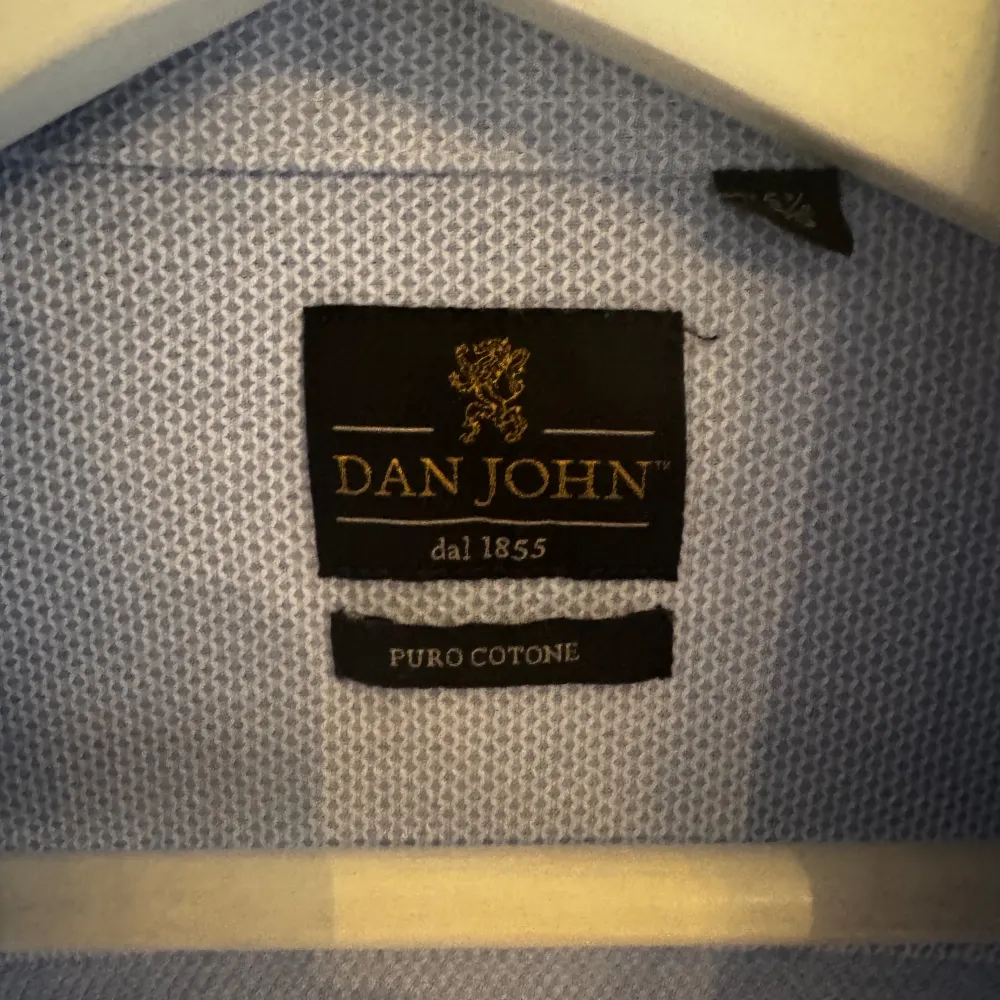 En snygg skjorta från Dan John!. Skjortor.